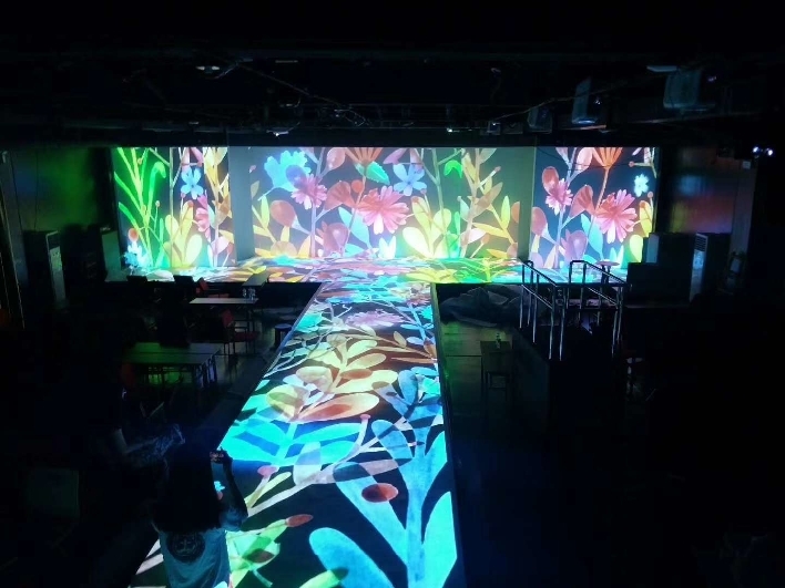 沉浸式投影秀-舞台灯光设备租赁_舞美音响背景租赁_舞台搭建led灯租赁