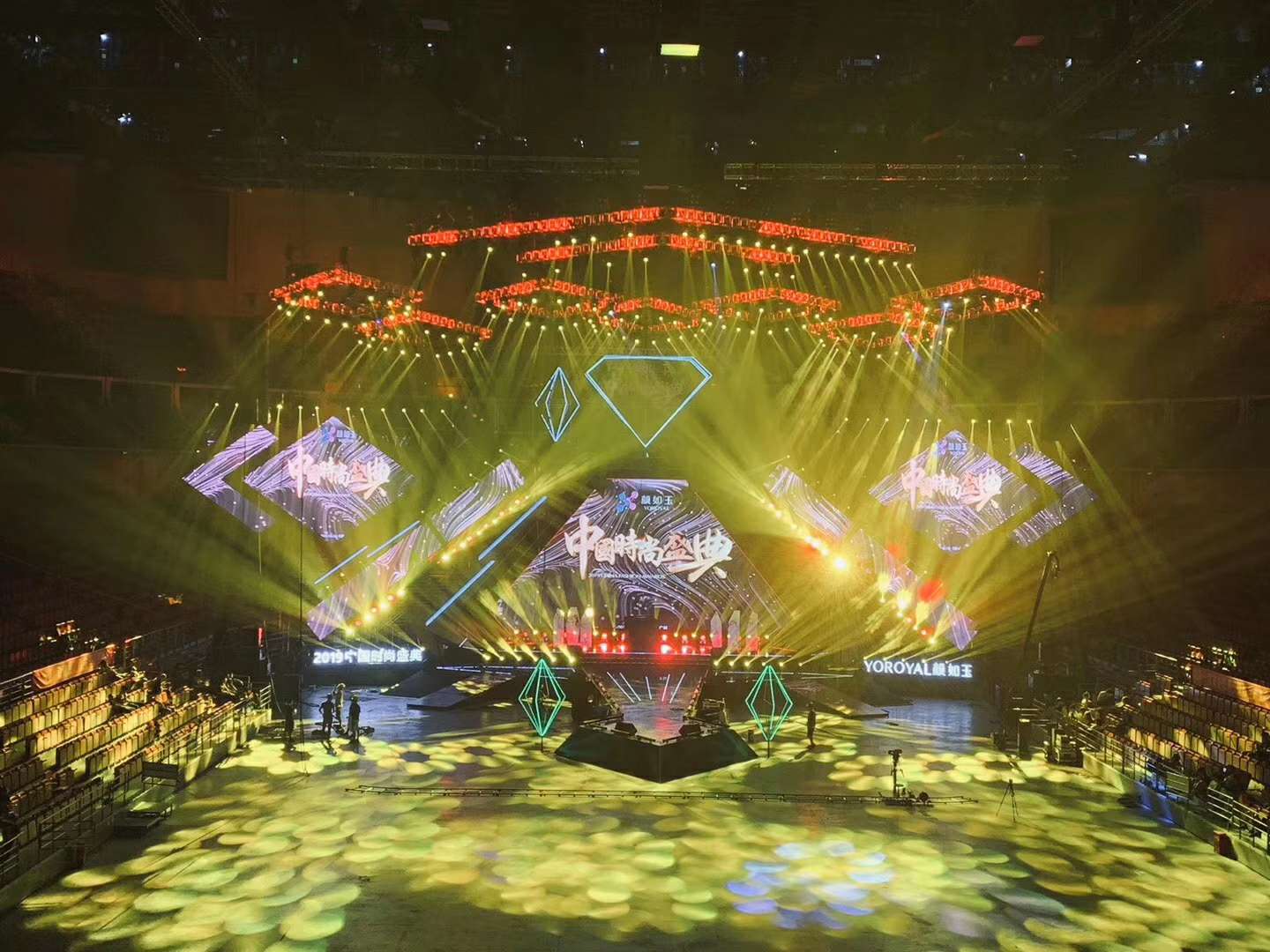 2019中国时尚盛典暨明星演唱会-舞台灯光设备租赁_舞美音响背景租赁