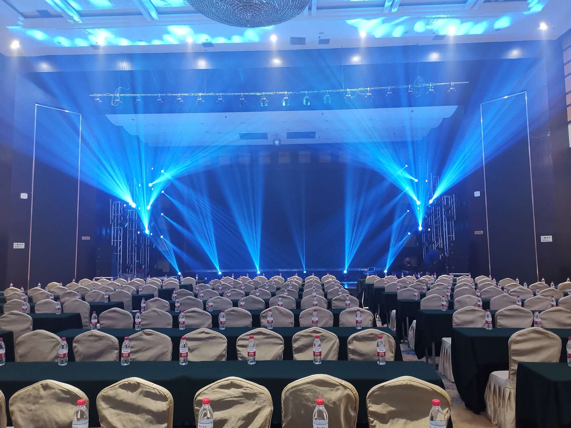 室内-舞台灯光设备租赁_舞美音响背景租赁_舞台搭建led灯租赁-舞佰