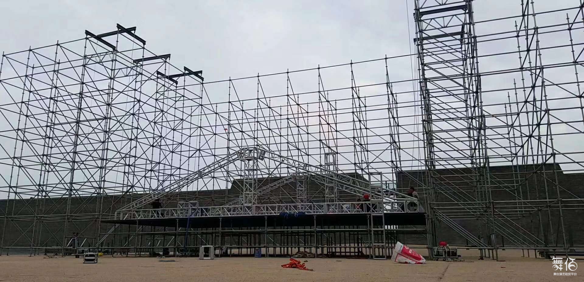 雷亚架-舞台灯光设备租赁_舞美音响背景租赁_舞台搭建led灯租赁-舞佰