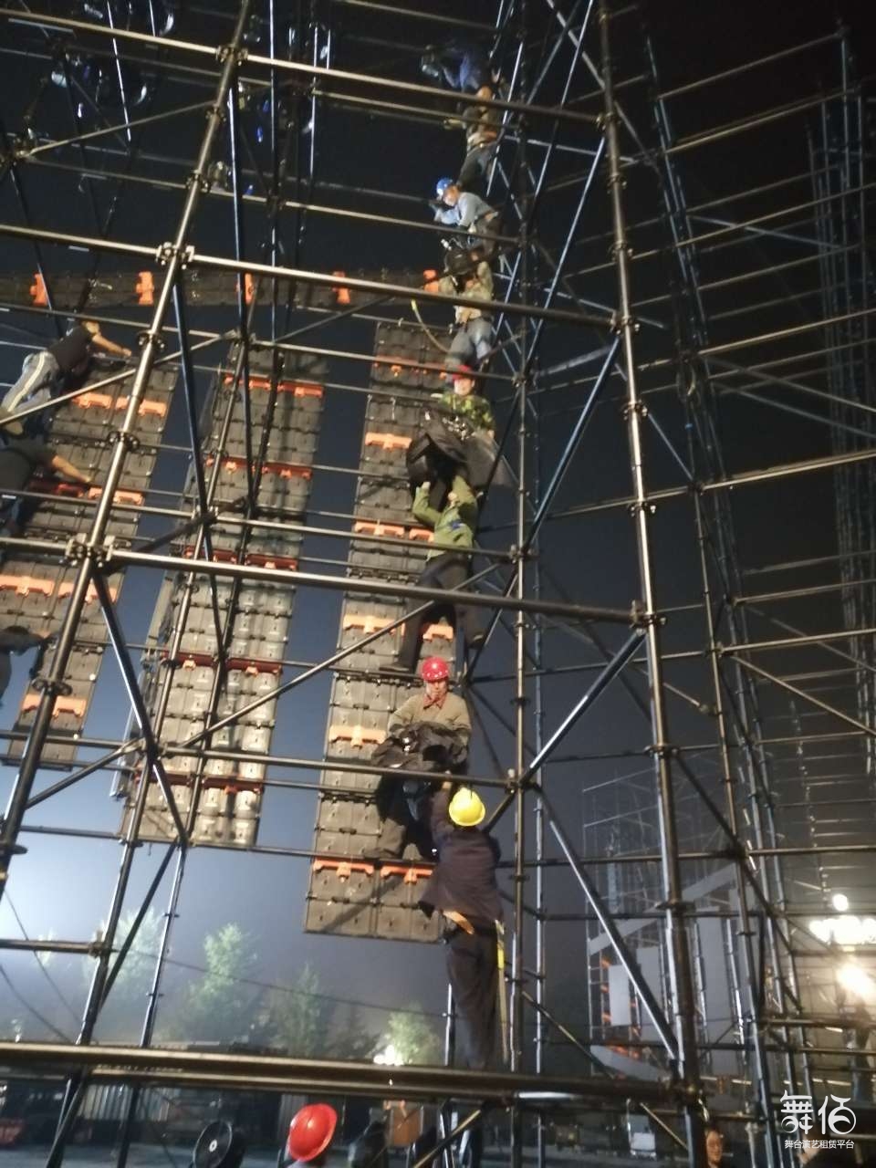 雷亚架2万根舞台2000平方搭建团队100人