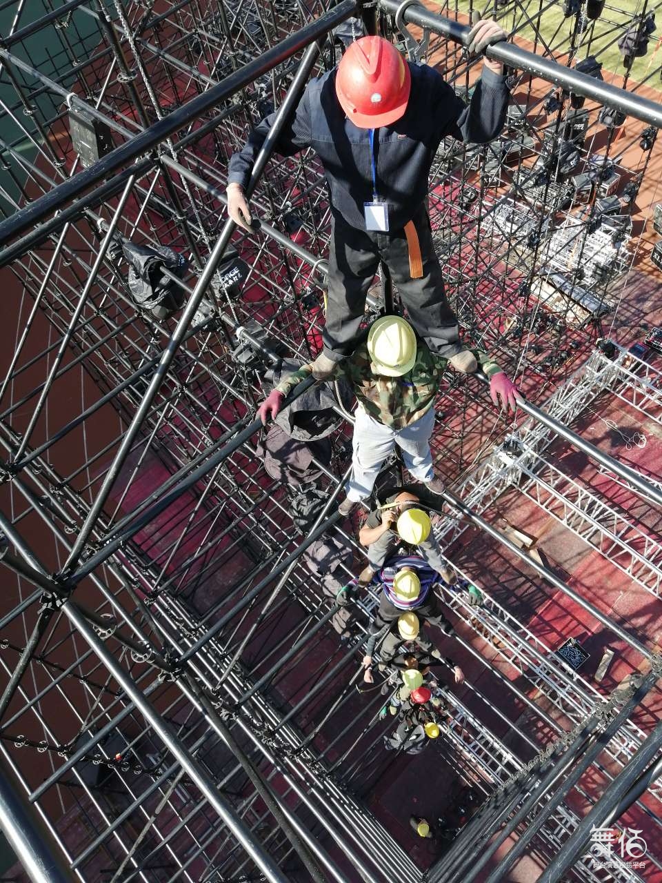 雷亚架2万根舞台2000平方搭建团队100人