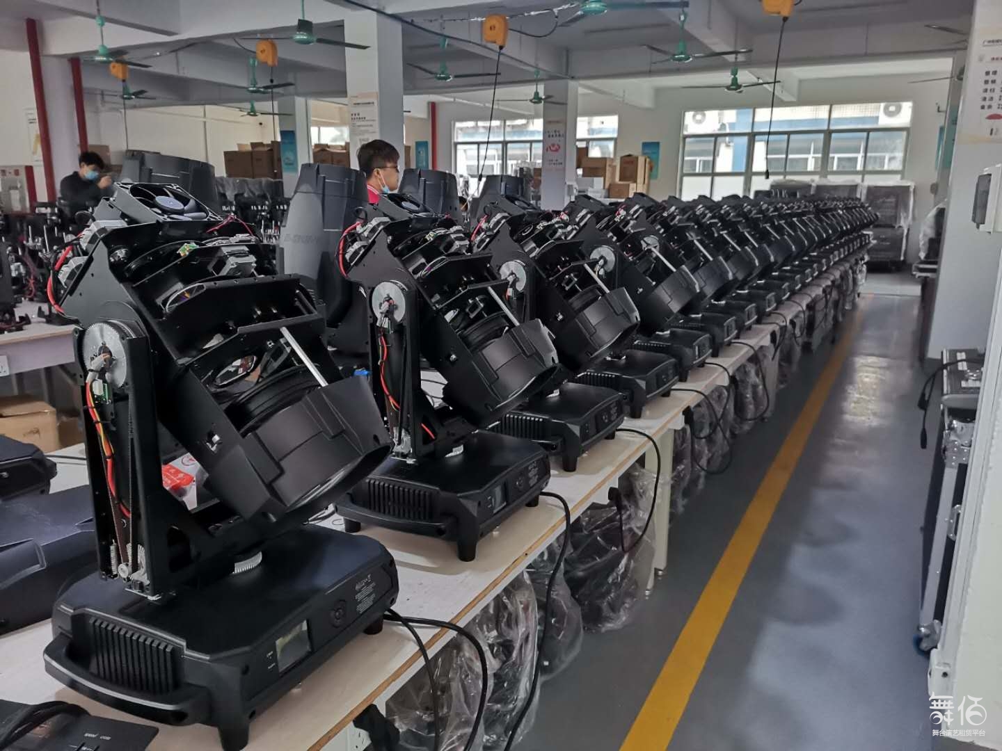 三合一摇头灯-舞台灯光设备租赁_舞美音响背景租赁_舞台搭建led灯租赁