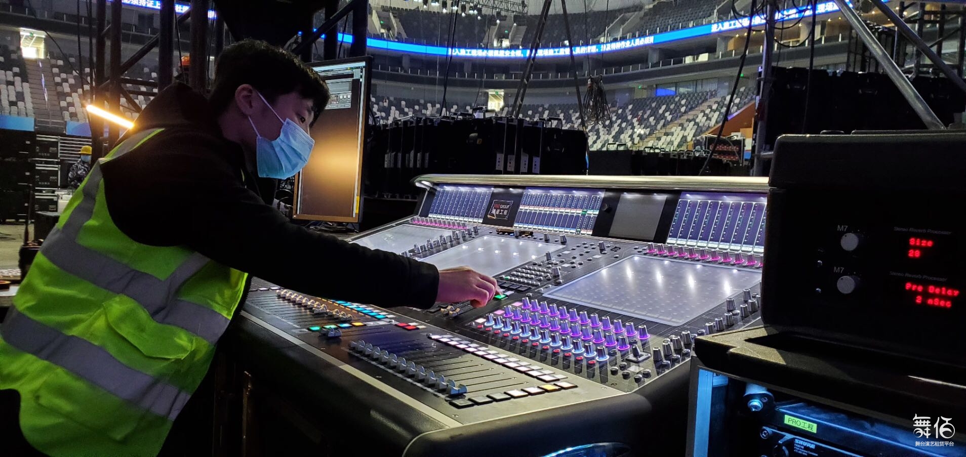 现场混音-舞台灯光设备租赁_舞美音响背景租赁_舞台搭建led灯租赁